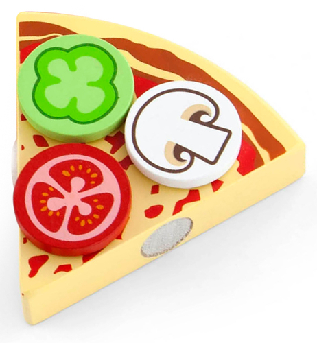 פיצה על מגש עם תוספות וכף הגשה מעץ