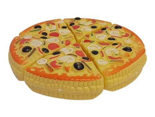 צעצוע פיצה משפחתית עם שישה משולשים למשחקי דמיון, כולל כלי אוכל  