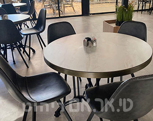 שולחן עם רגלי בולוניה וכסאות דגם טרוי