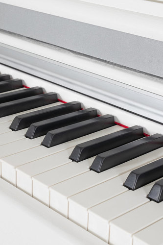 פסנתר חשמלי רהיט תוצרת גרמניה DP-345 עם מנגנון פטישים בצבע לבן 120347 מבית GEWA (Germany)