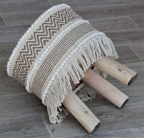 שרפרף בוהו מרופד בהיר