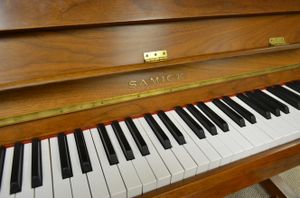 פסנתר אקוסטי Samick Piano SE-121M בגימור Walnut Satin