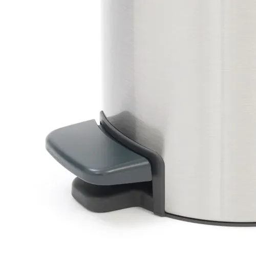 פח ברבנטיה 3 ליטר Brabantia מוברש פח לשירותים מתוך קולקציית פחי אשפה לשירותים (זווית נוספת) - עשוי מחומרים עמידים בפני לחות וחלודה לאורך זמן