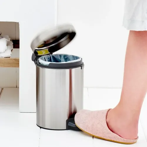 פח ברבנטיה 3 ליטר Brabantia מוברש פח לשירותים מתוך קולקציית פחי אשפה לשירותים (מבט נוסף) - פתרון פונקציונלי ואסתטי לארגון הבית