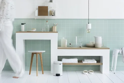 פח ברבנטיה 3 ליטר Brabantia לבן פח לשירותים מתוך קולקציית פחי אשפה לשירותים (פרטי התקנה) - פתרון פונקציונלי ואסתטי לארגון הבית