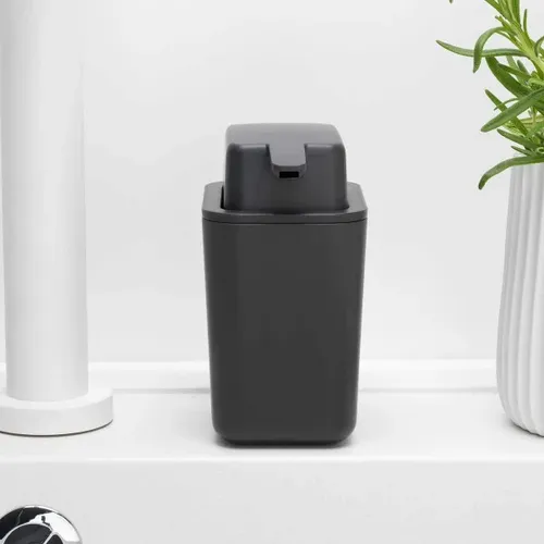 דיספנסר סבון נוזלי אפור כהה Brabantia ברבנטיה מתוך קולקציית דיספנסרים ומתקנים לסקוץ' במטבח (צילום מורחב) - עשוי מחומרים עמידים בפני לחות וחלודה ל