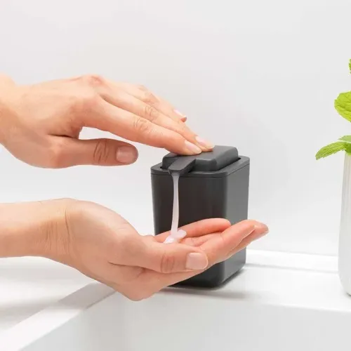 דיספנסר סבון נוזלי אפור כהה Brabantia ברבנטיה מתוך קולקציית דיספנסרים ומתקנים לסקוץ' במטבח (מבט ארגונומי) - קל לניקוי ותחזוקה לשמירה על מראה חדש