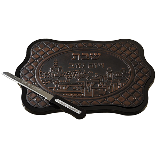 מגש חלה מעץ עם פלקטת עור דגם "שבת ויום טוב" ירושלים