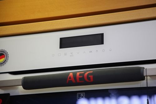 תנור בנוי 71 ליטר AEG א.א.ג. BEE264232M/W